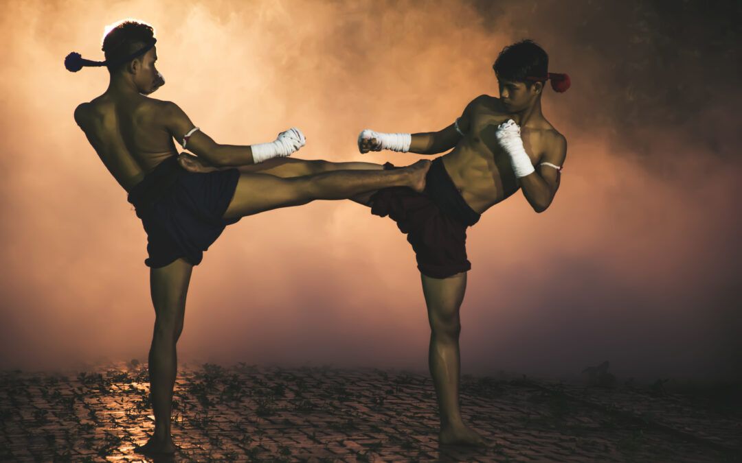 Dos luchadores tailandeses practicando Muay Thai durante un entrenamiento
